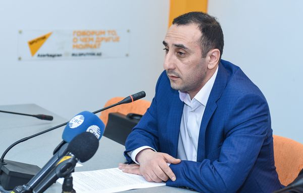 Директор Центра истории Кавказа, старший научный сотрудник Института права и прав человека Национальной академии наук Азербайджана Ризван Гусейнов в ходе видеомоста Бишкек — Баку — Минск — Тбилиси — Киев — Кишинев - Sputnik Азербайджан