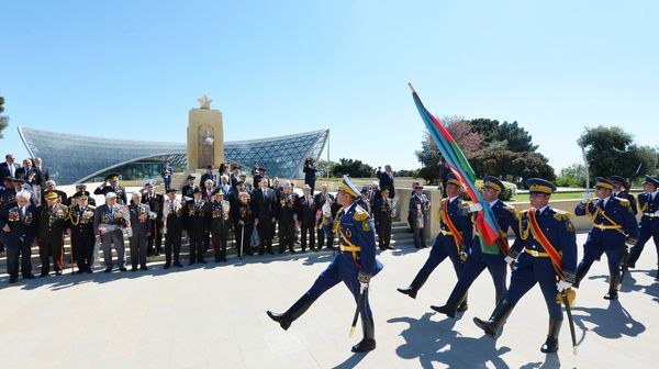 Торжественная церемония по случаю 71-й годовщины Победы над фашизмом во Второй мировой войне, Баку, 9 мая 2016 года - Sputnik Азербайджан
