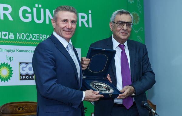 Вице-президент НОК Азербайджана Чингиз Гусейнзаде дарит памятный сувенир Сергею Бубке - Sputnik Азербайджан