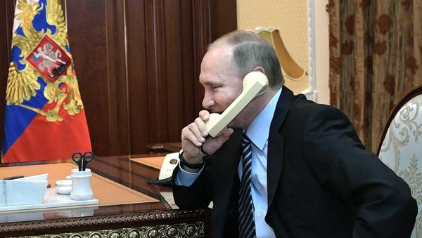 Президент РФ Владимир Путин во время телефонного разговора, фото из архива - Sputnik Азербайджан