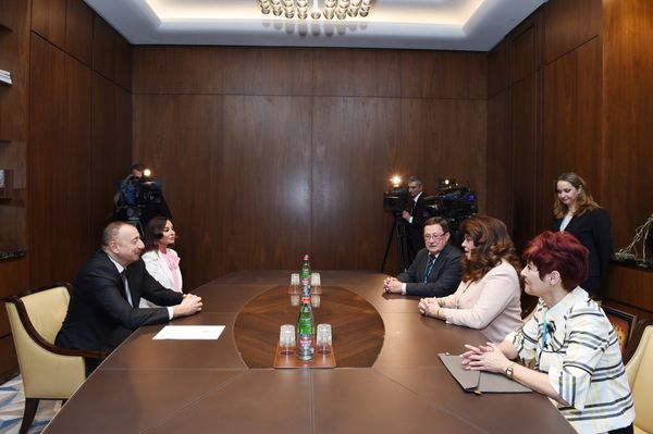 Президент Азербайджана Ильхам Алиев и первый вице-президент Мехрибан Алиева на встрече с вице-президентом Болгарии Илианой Йотовой (справа, в центре) - Sputnik Азербайджан