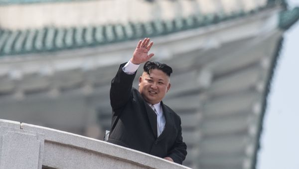 Глава КНДР Ким Чен Ын во время военного парада, приуроченного к 105-й годовщине со дня рождения основателя северокорейского государства Ким Ир Сена, в Пхеньяне, фото из архива - Sputnik Азербайджан