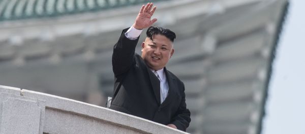 Глава КНДР Ким Чен Ын во время военного парада, приуроченного к 105-й годовщине со дня рождения основателя северокорейского государства Ким Ир Сена, в Пхеньяне, фото из архива - Sputnik Азербайджан