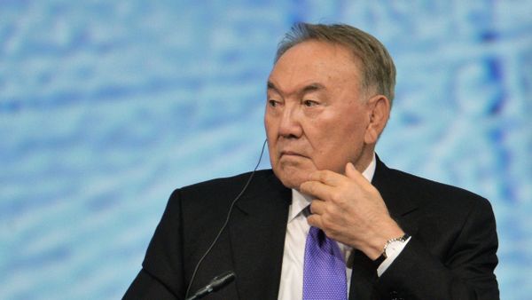 Президент Республики Казахстан Нурсултан Назарбаев на пленарном заседании На пороге новой экономической реальности в рамках XX Петербургского международного экономического форума - Sputnik Азербайджан