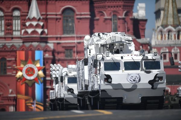 Зенитно-ракетный комплекс Тор М2 на базе вездехода ДТ-30 на генеральной репетиции военного парада в Москве - Sputnik Азербайджан