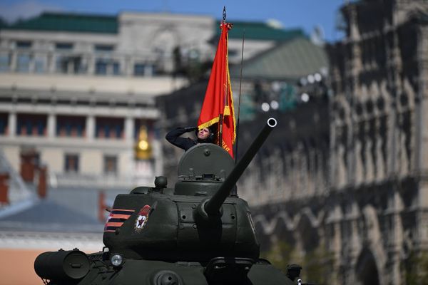 Средний танк Т-34-85 на генеральной репетиции парада - Sputnik Азербайджан