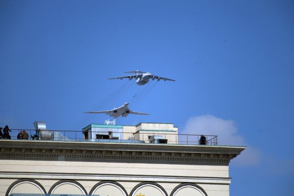 Самолет-заправщик Ил-78 и стратегический бомбардировщик-ракетоносец Ту-160 на генеральной репетиции военного парада в Москве - Sputnik Азербайджан