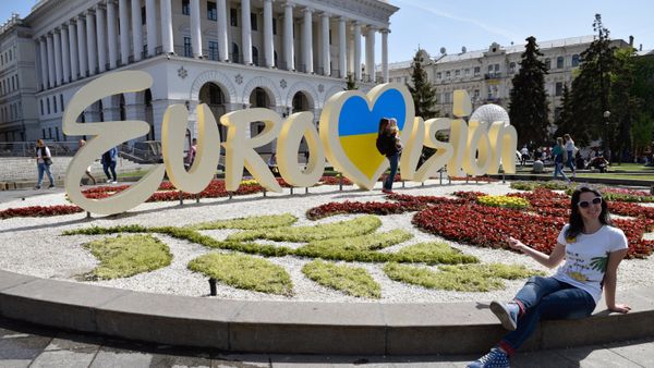 Символика международного конкурса эстрадной песни Евровидение в центре Киева. - Sputnik Азербайджан