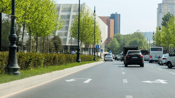 Движение транспорта на одной из центральных улиц Баку, фото из архива - Sputnik Азербайджан