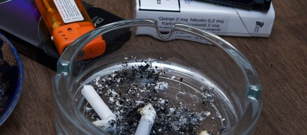 Пепельница с окурками сигарет, фото из архива - Sputnik Азербайджан