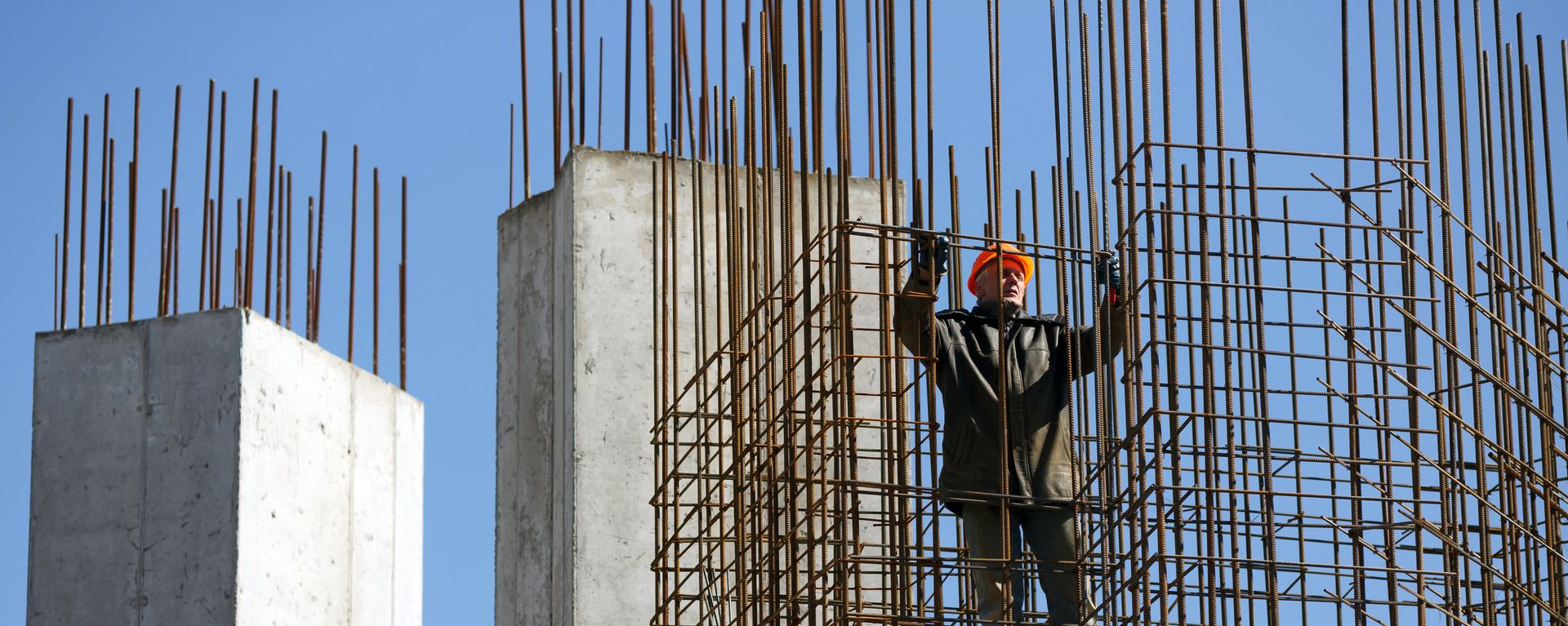 Рабочий на стройке, фото из архива - Sputnik Азербайджан, 1920, 03.11.2021