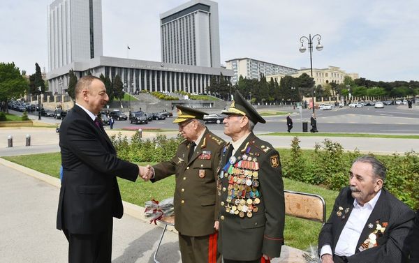 Президент Ильхам Алиев и первая леди Мехрибан Алиева на церемонии по случаю 72-й годовщины Победы над фашизмом во Второй мировой войне Президент Ильхам Алиев и первая леди Мехрибан Алиева на церемонии по случаю 72-й годовщины Победы над фашизмом во Второй мировой войне - Sputnik Азербайджан