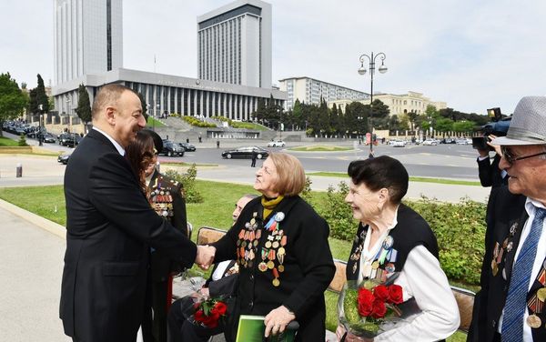 Президент Ильхам Алиев и первая леди Мехрибан Алиева на церемонии по случаю 72-й годовщины Победы над фашизмом во Второй мировой войне Президент Ильхам Алиев и первая леди Мехрибан Алиева на церемонии по случаю 72-й годовщины Победы над фашизмом во Второй мировой войне - Sputnik Азербайджан