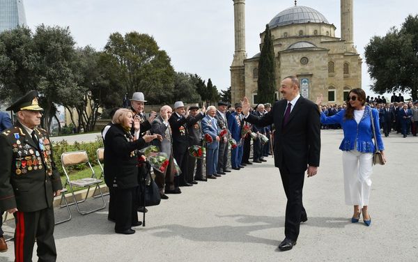 Президент Ильхам Алиев и первая леди Мехрибан Алиева на церемонии по случаю 72-й годовщины Победы над фашизмом во Второй мировой войне Президент Ильхам Алиев и первая леди Мехрибан Алиева на церемонии по случаю 72-й годовщины Победы над фашизмом во Второй мировой войне - Sputnik Азербайджан