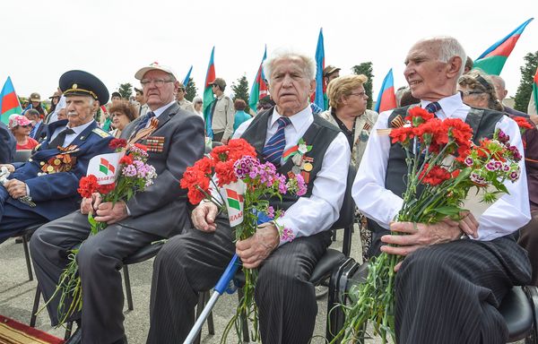 В Баку прошла акция Бессмертный полк, посвященная 72-й годовщине победы во Второй мировой войне - Sputnik Азербайджан