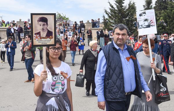 В Баку прошла акция Бессмертный полк, посвященная 72-й годовщине победы во Второй мировой войне - Sputnik Азербайджан