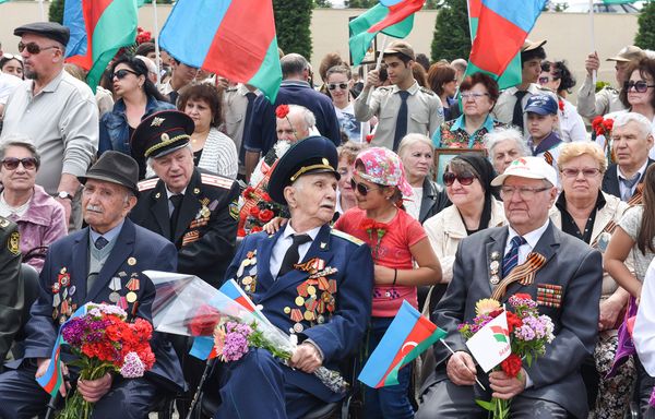 В Баку прошла акция Бессмертный полк, посвященная 72-й годовщине победы во Второй мировой войне - Sputnik Азербайджан