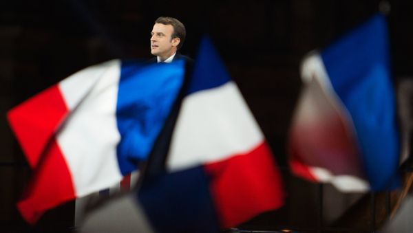 Лидер движения En Marche Эммануэль Макрон, победивший на президентских выборах во Франции, во время своей победной речи перед Лувром в Париже - Sputnik Азербайджан