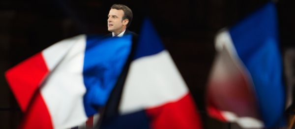 Лидер движения En Marche Эммануэль Макрон, победивший на президентских выборах во Франции, во время своей победной речи перед Лувром в Париже - Sputnik Азербайджан