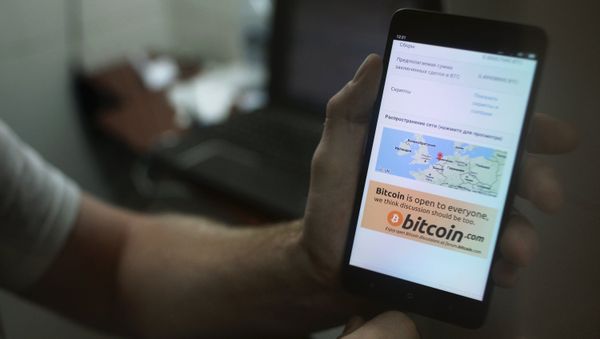 Демонстрация на смартфоне мобильного приложения для работы с криптовалютой биткоин, фото из архива - Sputnik Азербайджан