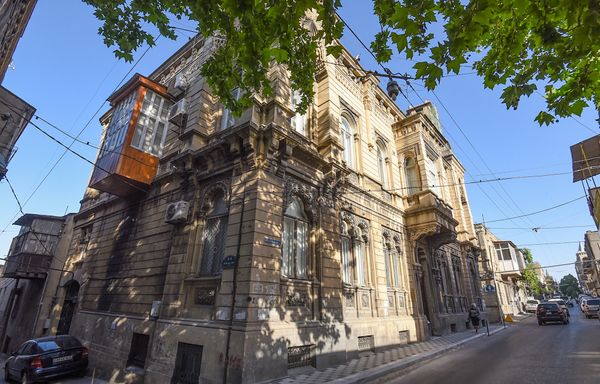 Дом Агабалы Гулиева на улице Муртузы Мухтарова в Баку Дом Агабалы Гулиева на улице Муртузы Мухтарова в Баку - Sputnik Азербайджан