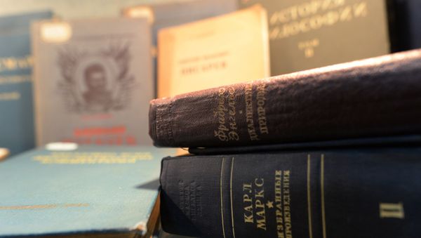Книги с произведениями Карла Маркса и Фридриха Энгельса в библиотеке, фото из архива - Sputnik Азербайджан