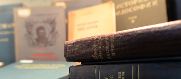 Книги с произведениями Карла Маркса и Фридриха Энгельса в библиотеке, фото из архива Книги с произведениями Карла Маркса и Фридриха Энгельса в библиотеке, фото из архива - Sputnik Азербайджан