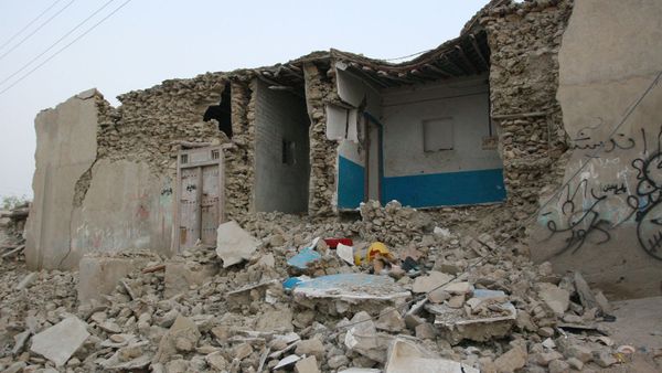 Разрушенный в результате землетрясения дом в Иране, фото из архива - Sputnik Азербайджан