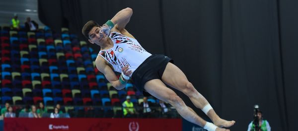Финалы соревнований по спортивной гимнастике среди мужчин и женщин в вольных упражнениях, упражнениях на брусьях и кольцах, в опорном прыжке и на брусьях - Sputnik Азербайджан