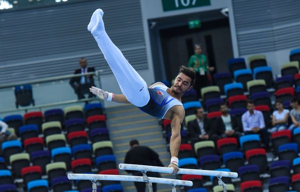 Финалы соревнований по спортивной гимнастике среди мужчин и женщин в вольных упражнениях, упражнениях на брусьях и кольцах, в опорном прыжке и на брусьях - Sputnik Азербайджан