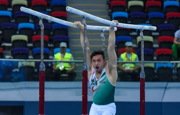 Финалы соревнований по спортивной гимнастике среди мужчин и женщин в вольных упражнениях, упражнениях на брусьях и кольцах, в опорном прыжке и на брусьях - Sputnik Азербайджан