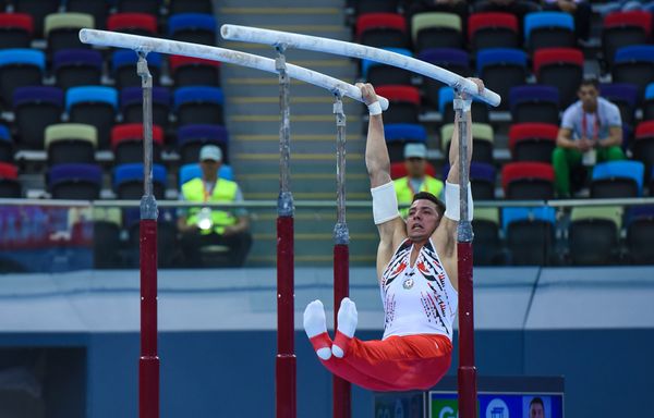 Финалы соревнований по спортивной гимнастике среди мужчин и женщин в вольных упражнениях, упражнениях на брусьях и кольцах, в опорном прыжке и на брусьях - Sputnik Азербайджан