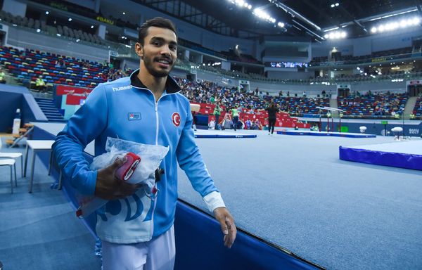 Финалы соревнований по спортивной гимнастике среди мужчин и женщин в вольных упражнениях, упражнениях на брусьях и кольцах, в опорном прыжке и на брусьях - Sputnik Азербайджан