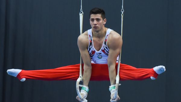 Финалы соревнований по спортивной гимнастике среди мужчин и женщин в вольных упражнениях, упражнениях на брусьях и кольцах, в опорном прыжке и на брусьях - Sputnik Азербайджан