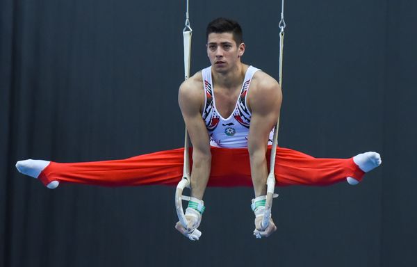Финалы соревнований по спортивной гимнастике среди мужчин и женщин в вольных упражнениях, упражнениях на брусьях и кольцах, в опорном прыжке и на брусьях - Sputnik Азербайджан