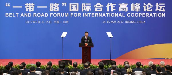 Президент Китая Си Цзиньпин выступает на пресс-конференции форума Один пояс – один путь в понедельник, 15 мая 2017 года - Sputnik Азербайджан