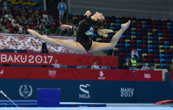 Финалы соревнований по спортивной гимнастике среди мужчин и женщин в упражнениях на коне и перекладине, в опорном прыжке, в вольных упражениях и на бревне - Sputnik Азербайджан