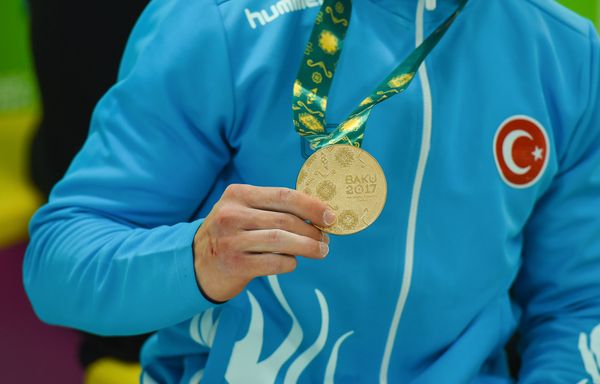 Финалы соревнований по спортивной гимнастике среди мужчин и женщин в упражнениях на коне и перекладине, в опорном прыжке, в вольных упражениях и на бревне - Sputnik Азербайджан