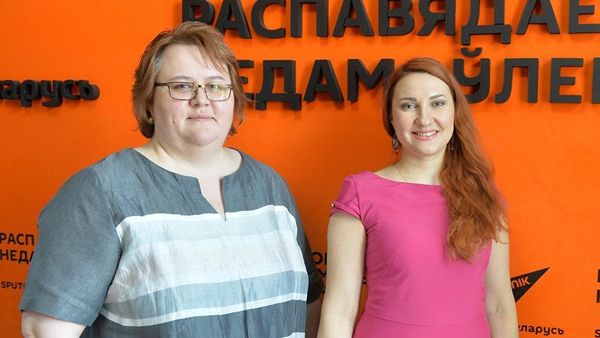 Председатель правления общественного объединения  Гендерные перспективы Ирина Альховка и семейный психолог и гештальт-терапевт Оксана Мясникова - Sputnik Азербайджан