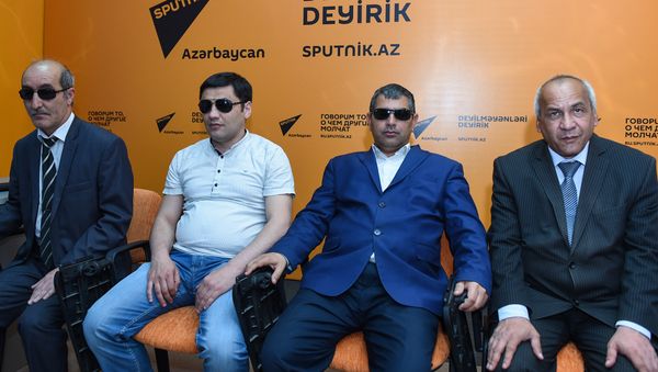 Инвалиды по зрению Фамиль Гаджиев, Анар Омаров, Фаиг Тагиев и Вафадар Новрузов - Sputnik Азербайджан