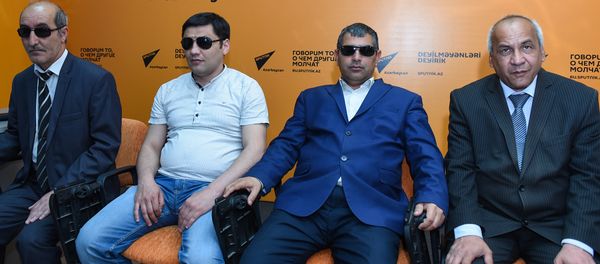 Инвалиды по зрению Фамиль Гаджиев, Анар Омаров, Фаиг Тагиев и Вафадар Новрузов - Sputnik Азербайджан