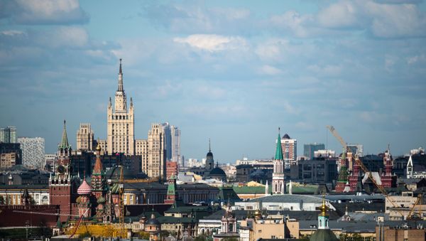 Московский Кремль и жилой дом на Кудринской площади в Москве, фото из архива - Sputnik Азербайджан