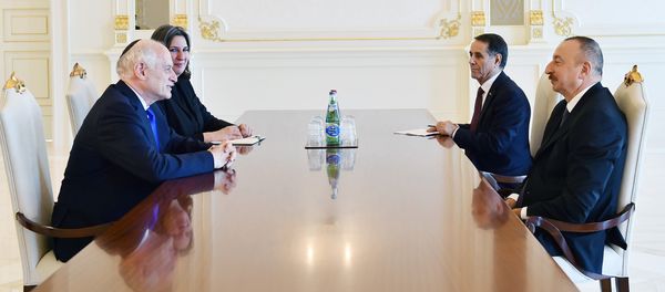 Президент Азербайджана Ильхам Алиев во вторник принял заместителя исполнительного председателя Конференции президентов американских еврейских организаций Малкольма Хонлайна - Sputnik Азербайджан