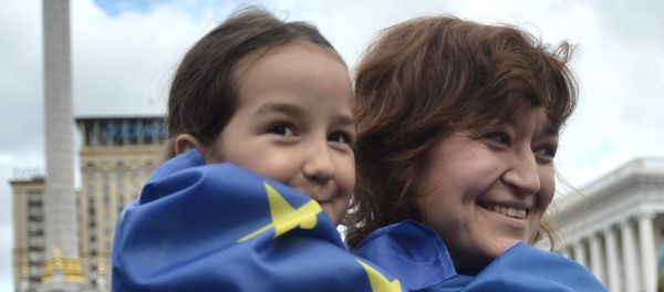 Участники флешмоба на Площади Независимости в Киеве, посвященного подписанию экономической части Соглашения об ассоциации между Украиной и Европейским Союзом - Sputnik Азербайджан