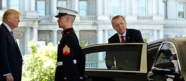 Президент США Дональд Трамп наблюдает, как президент Турции Реджеп Тайип Эрдоган отбывает у входа в Западное крыло Белого дома в Вашингтоне, США 16 мая 2017 года - Sputnik Азербайджан