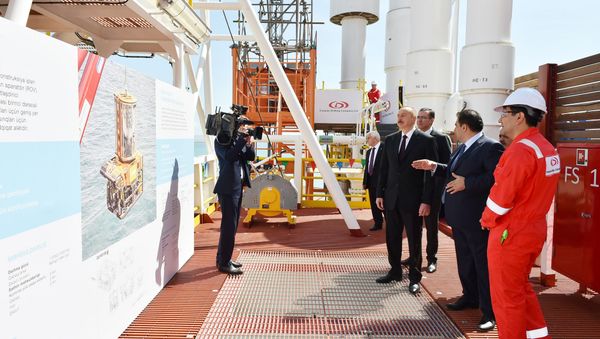 Президент Азербайджана на церемонии открытия полупогружной буровой установки Гейдар Алиев - Sputnik Азербайджан