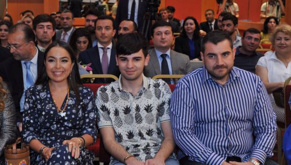 Вице-президент Фонда Гейдара Алиева Лейла Алиева среди участников перезентации - Sputnik Азербайджан