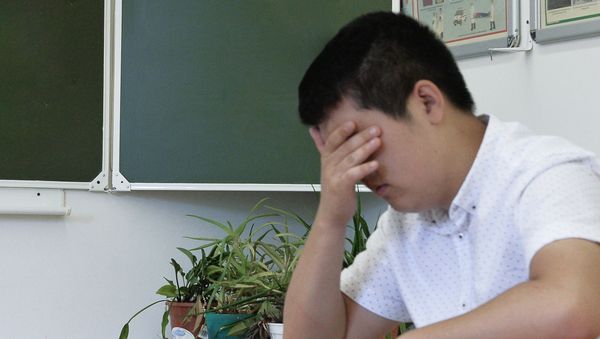 Ученик в классе, фото из архива - Sputnik Азербайджан