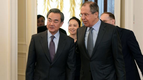 Глава МИД КНР Ван И и министр иностранных дел РФ Сергей Лавров во время встречи в Москве, фото из архива - Sputnik Азербайджан