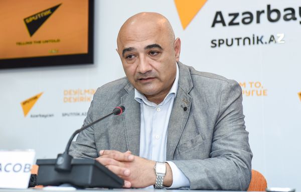 Аббасов о визите Туска: политику выкручивания рук надо изъять из практики - Sputnik Азербайджан